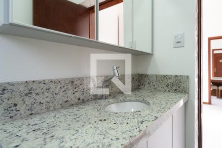 Banheiro de apartamento à venda com 1 quarto, 53m² em Medianeira, Porto Alegre