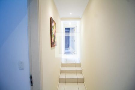 Corredor de casa à venda com 4 quartos, 220m² em Km 18, Osasco