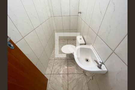 Banheiro de casa para alugar com 2 quartos, 46m² em Santa Luzia, Contagem