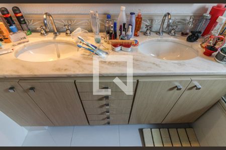 Apartamento à venda com 205m², 3 quartos e 2 vagas Apartamento à venda com 205m², 3 quartos e 2 vagasSuíte - Banheiro