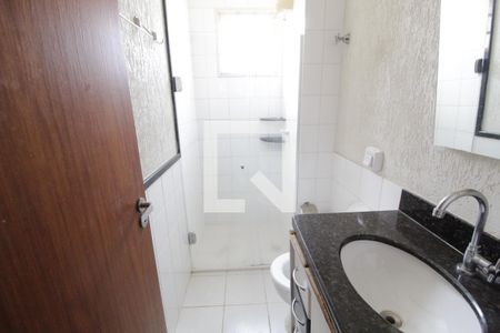 Banheiro de apartamento para alugar com 1 quarto, 42m² em Tibery, Uberlândia