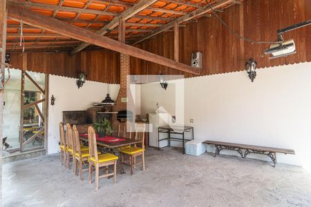 Casa à venda com 300m², 5 quartos e 3 vagas Casa à venda com 300m², 5 quartos e 3 vagasQuintal