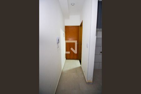 Corredor de kitnet/studio para alugar com 1 quarto, 28m² em Jardim Miriam, São Paulo