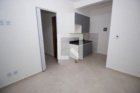 Sala e Cozinha de kitnet/studio para alugar com 1 quarto, 28m² em Jardim Miriam, São Paulo