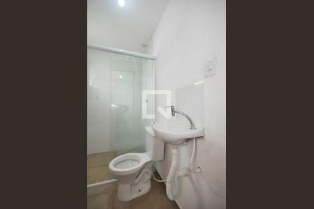 Banheiro de kitnet/studio para alugar com 1 quarto, 25m² em Parque Pinheiros, Taboão da Serra