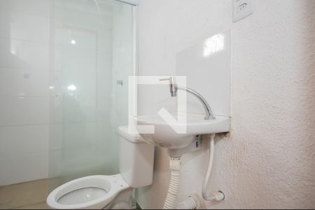 Banheiro de kitnet/studio para alugar com 1 quarto, 25m² em Parque Pinheiros, Taboão da Serra