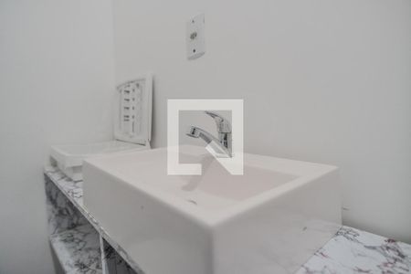 Banheiro de apartamento à venda com 1 quarto, 39m² em Partenon, Porto Alegre