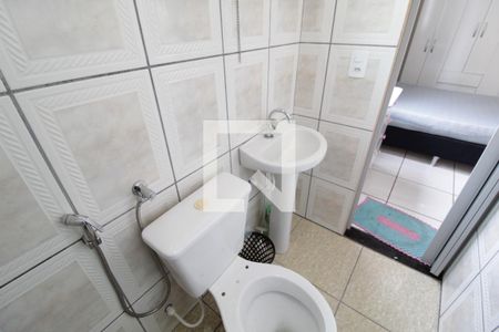 Banheiro de casa de condomínio para alugar com 1 quarto, 18m² em Osvaldo Rezende, Uberlândia