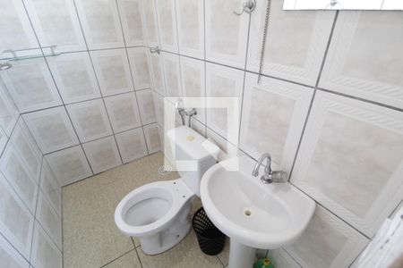 Banheiro de casa de condomínio para alugar com 1 quarto, 18m² em Osvaldo Rezende, Uberlândia