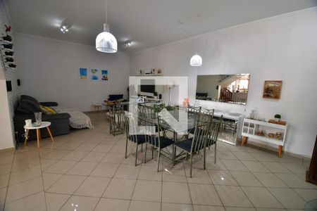 Casa à venda com 350m², 3 quartos e 4 vagasSala