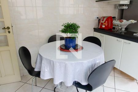 Casa à venda com 198m², 4 quartos e 4 vagas Casa à venda com 198m², 4 quartos e 4 vagascozinha