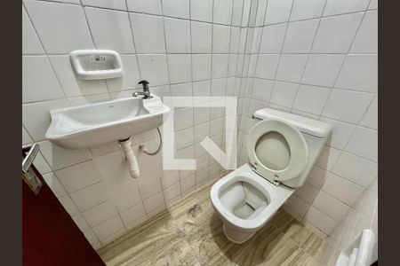 Banheiro  de kitnet/studio para alugar com 1 quarto, 40m² em Curicica, Rio de Janeiro