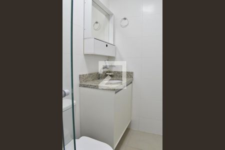 Banheiro de kitnet/studio para alugar com 1 quarto, 30m² em Centro, Curitiba