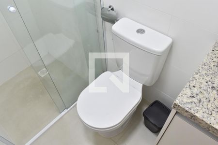 Banheiro de kitnet/studio para alugar com 1 quarto, 30m² em Centro, Curitiba