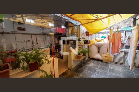 Casa à venda com 200m², 4 quartos e 2 vagas Casa à venda com 200m², 4 quartos e 2 vagasÁrea de serviço