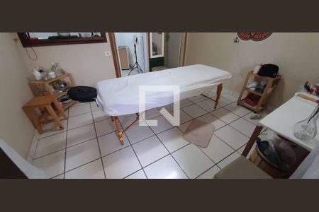 Casa à venda com 200m², 4 quartos e 2 vagas Casa à venda com 200m², 4 quartos e 2 vagasÁrea de serviço