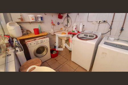 Casa à venda com 200m², 4 quartos e 2 vagas Casa à venda com 200m², 4 quartos e 2 vagasÁrea de serviço