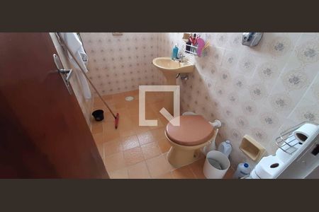 Casa à venda com 200m², 4 quartos e 2 vagas Casa à venda com 200m², 4 quartos e 2 vagasBanheiro