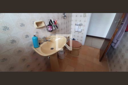 Casa à venda com 200m², 4 quartos e 2 vagas Casa à venda com 200m², 4 quartos e 2 vagasBanheiro