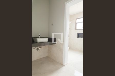 Casa de condomínio à venda com 390m², 4 quartos e 8 vagas Casa de condomínio à venda com 390m², 4 quartos e 8 vagasbanheiro quarto 1