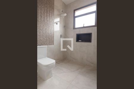 Casa de condomínio à venda com 390m², 4 quartos e 8 vagas Casa de condomínio à venda com 390m², 4 quartos e 8 vagasbanheiro quarto 1