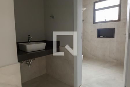 Casa de condomínio à venda com 390m², 4 quartos e 8 vagas Casa de condomínio à venda com 390m², 4 quartos e 8 vagasbanheiro quarto 1