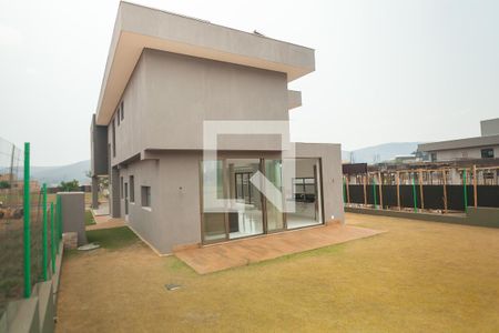 Casa de condomínio à venda com 390m², 4 quartos e 8 vagas Casa de condomínio à venda com 390m², 4 quartos e 8 vagasQuintal