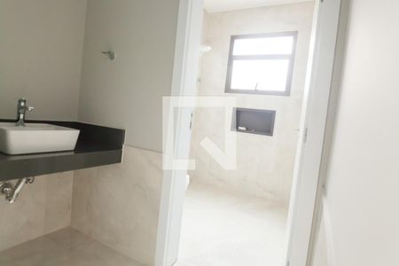 Casa de condomínio à venda com 390m², 4 quartos e 8 vagas Casa de condomínio à venda com 390m², 4 quartos e 8 vagasbanheiro quarto 1