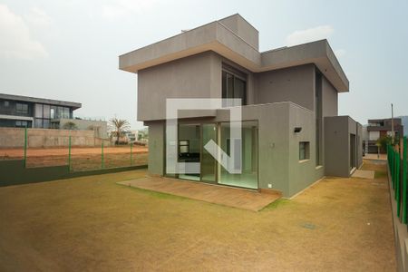 Casa de condomínio à venda com 390m², 4 quartos e 8 vagas Casa de condomínio à venda com 390m², 4 quartos e 8 vagasQuintal