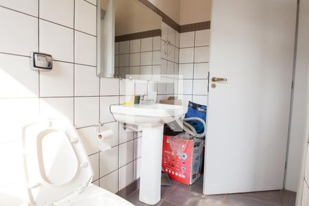 Casa de condomínio para alugar com 585m², 3 quartos e 4 vagas Casa de condomínio para alugar com 585m², 3 quartos e 4 vagasBanheiro de Serviço