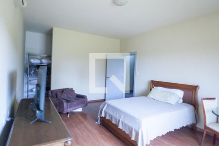 Casa de condomínio para alugar com 585m², 3 quartos e 4 vagas Casa de condomínio para alugar com 585m², 3 quartos e 4 vagasQuarto 1