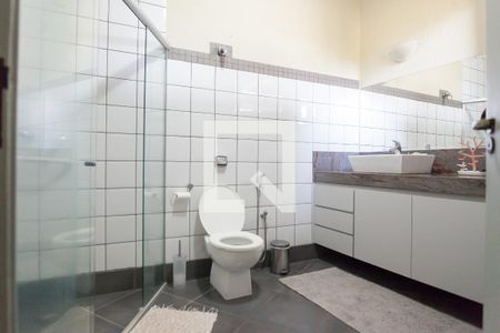 Casa de condomínio para alugar com 585m², 3 quartos e 4 vagas Casa de condomínio para alugar com 585m², 3 quartos e 4 vagasBanheiro da Suíte