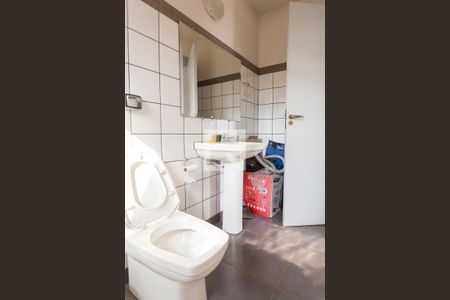 Casa de condomínio para alugar com 585m², 3 quartos e 4 vagas Casa de condomínio para alugar com 585m², 3 quartos e 4 vagasBanheiro de Serviço