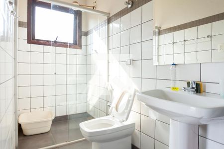 Casa de condomínio para alugar com 585m², 3 quartos e 4 vagas Casa de condomínio para alugar com 585m², 3 quartos e 4 vagasBanheiro de Serviço