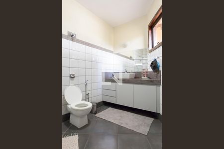 Casa de condomínio para alugar com 585m², 3 quartos e 4 vagas Casa de condomínio para alugar com 585m², 3 quartos e 4 vagasBanheiro da Suíte