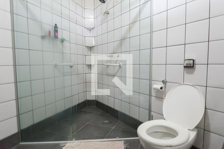 Casa de condomínio para alugar com 585m², 3 quartos e 4 vagas Casa de condomínio para alugar com 585m², 3 quartos e 4 vagasBanheiro da Suíte