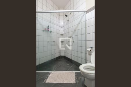 Casa de condomínio para alugar com 585m², 3 quartos e 4 vagas Casa de condomínio para alugar com 585m², 3 quartos e 4 vagasBanheiro da Suíte