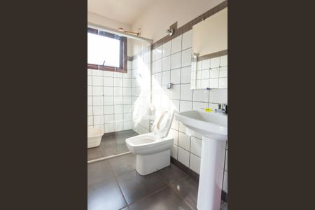 Casa de condomínio para alugar com 585m², 3 quartos e 4 vagas Casa de condomínio para alugar com 585m², 3 quartos e 4 vagasBanheiro de Serviço