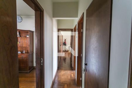 Corredor de apartamento à venda com 3 quartos, 130m² em Santo Antônio, Belo Horizonte