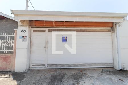 Casa à venda com 250m², 3 quartos e 3 vagas Casa à venda com 250m², 3 quartos e 3 vagasFachada