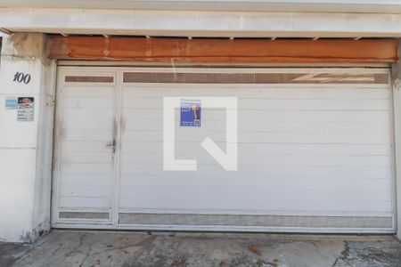 Casa à venda com 250m², 3 quartos e 3 vagas Casa à venda com 250m², 3 quartos e 3 vagasFachada