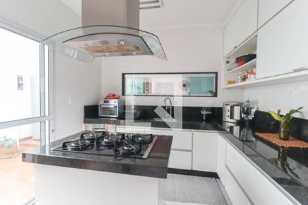 Casa à venda com 250m², 3 quartos e 3 vagas Casa à venda com 250m², 3 quartos e 3 vagasCozinha e Área de Serviço