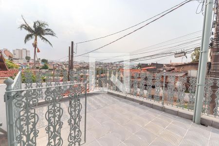 Casa à venda com 244m², 4 quartos e 3 vagas Casa à venda com 244m², 4 quartos e 3 vagasVaranda