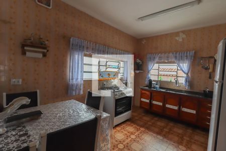 Casa à venda com 244m², 4 quartos e 3 vagas Casa à venda com 244m², 4 quartos e 3 vagasCozinha