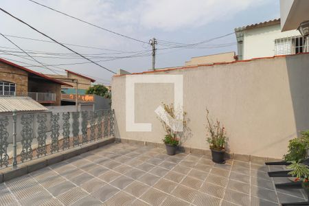 Casa à venda com 244m², 4 quartos e 3 vagas Casa à venda com 244m², 4 quartos e 3 vagasVaranda