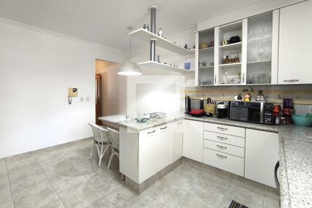 Casa à venda com 450m², 4 quartos e 5 vagas Casa à venda com 450m², 4 quartos e 5 vagasCozinha