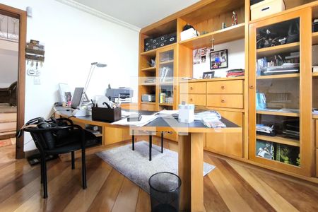 Casa à venda com 450m², 4 quartos e 5 vagas Casa à venda com 450m², 4 quartos e 5 vagasEscritório - Quarto 5