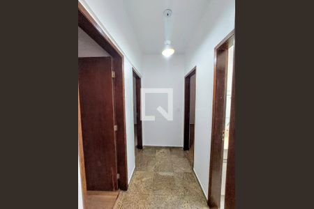 Corredor de apartamento para alugar com 3 quartos, 110m² em Santa Lúcia, Belo Horizonte