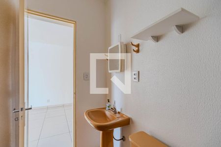 Banheiro de apartamento à venda com 1 quarto, 44m² em Menino Deus, Porto Alegre