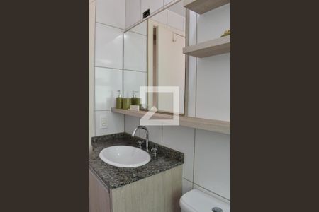 Banheiro de apartamento para alugar com 1 quarto, 34m² em Novo Mundo, Curitiba